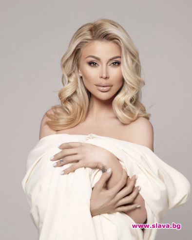 Напук на ревнивия си съпруг, Светлана се съблече