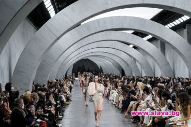 Бела Хадид откри Седмицата на модата в Милано