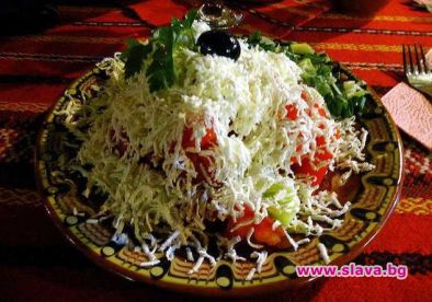 Шопската салата оригинално е без сирене, идва с Т. Живков през 1956 г. 