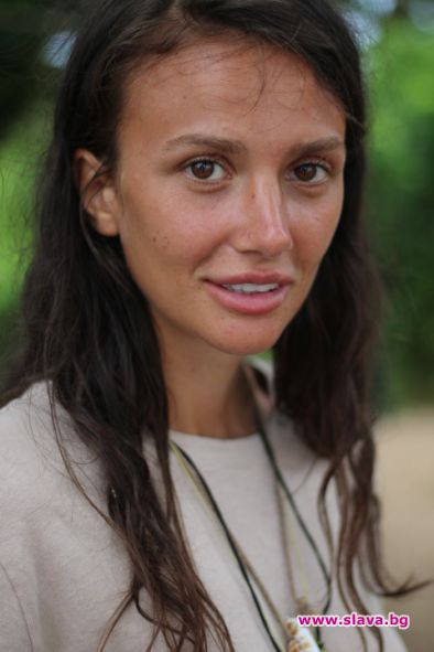 Ганка пили ноктите на Ванко върху камък в 