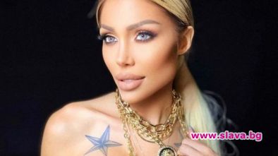 Джулиана Гани се изтипоса чисто гола