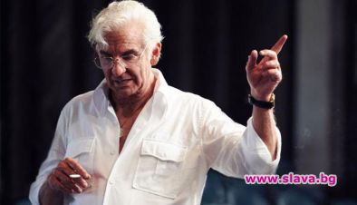 Брадли е неузнаваем като Ленард Бърнстейн