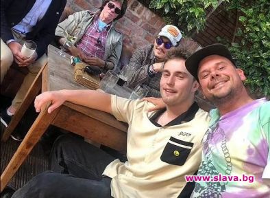 Джони на пъб след победата в съда