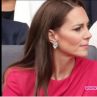 Кейт подноси обеци на кралицата