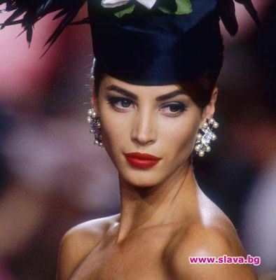 На 54 години Кристи Търлингтън става само по-красива