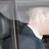 Принц Уилям се усмихва и разговаря с Кейт, докато се прикрива след атаките на Хари