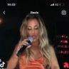 Гери-Никол натика главата на фен под полата си