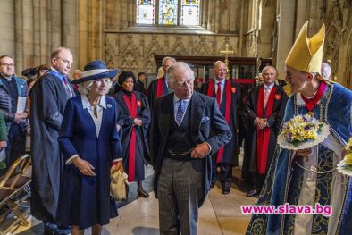 Чарлз Трети раздаде монети на първата кралска служба на Велики четвъртък