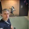 Карамазов разгледа графити на Банкси в Генуа