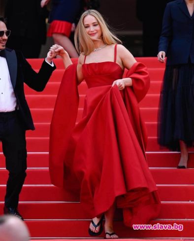 Диор с джапанки по червения килим, Дж.Лоурънс, Кан: Фото на деня