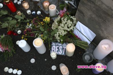 Почитатели оставят цветя и свещи пред дома на Тина Търнър в Швейцария