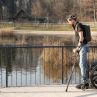 Мъж с парализа ходи естествено след мозъчни и гръбначни импланти