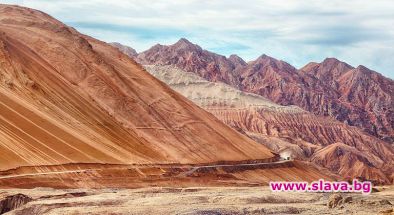 Китайски туристи се стичат в Пламтящите планини въпреки горещата вълна