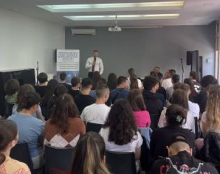  Най-младият депутат и гимназистите на първото иновативно училище дискутираха инфопресищането