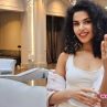 Близначката Алекс се сгоди