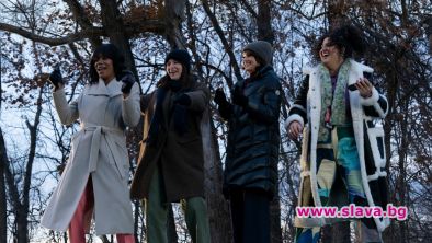Сериалът Момичетата в автобуса разкрива борбата за Белия дом