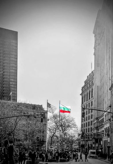 БГ флагът се вее тази седмица до Бика на Уолстрийт в Ню Йорк: Фото на деня