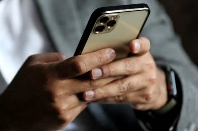 Mъж съди Apple, след като жена му открива