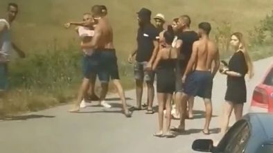 Роми пребиха шофьор на автобус пред очите на туристи (СНИМКИ)