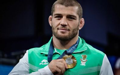 Посрещат тържествено М.Рамазанов на стадиона във Велико Търново