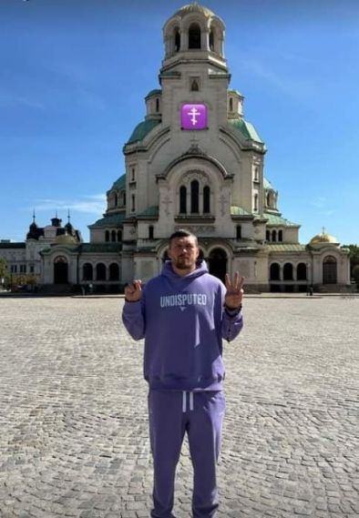 Усик пристигна в България за снимки