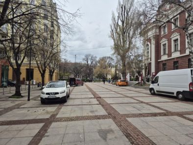 Градската градина обърната на паркинг, и при снимки Т.Трайков отрича и не си мърда пръста