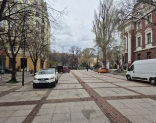 Градската градина обърната на паркинг, и при снимки Т.Трайков отрича и не си мърда пръста 