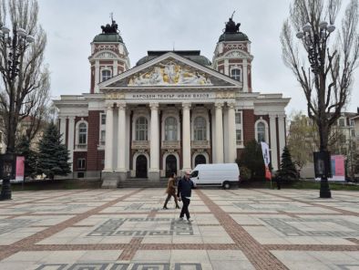 Трайков, и това ли не е паркиране в Градската градина: ФОТО НА ДЕНЯ