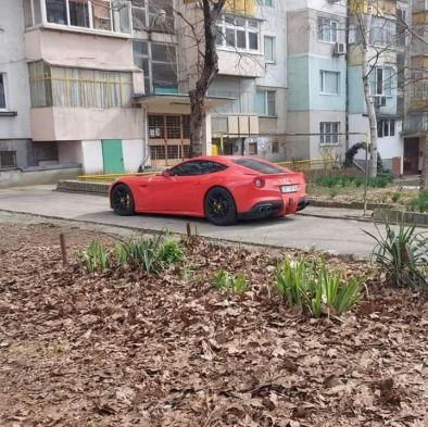 Животът в Розово - Ферари пред панелка: Фото на деня