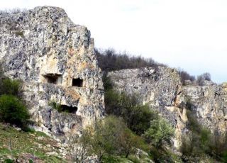 Човешка маска в скала с манастир на 11 в. и най-дългата чешма в Парка на мира: Тайните на Севера