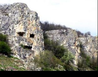 Човешка маска в скала с манастир на 11 в. и най-дългата чешма в Парка на мира: Тайните на Севера 