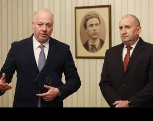 Законът за въвеждане на еврото е подписан от президента и там пише датата: Желязков