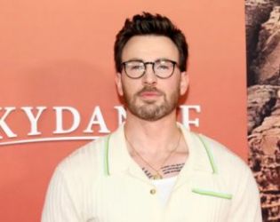 Крис Евънс пропусна премиерата на филма си в Кан заради 70-ия рожден ден на майка му