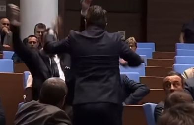 Цончо Ганев, Възраждане, бута Явор Божанков, ДБ, в пленарната зала: Видео на деня