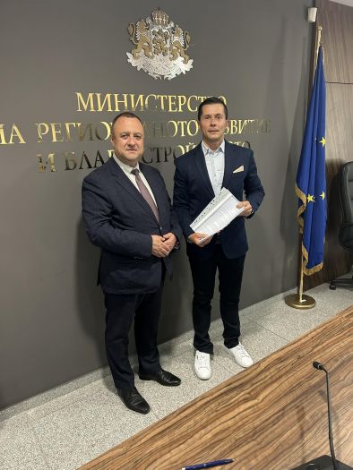 Кметът на Царево подписа в МРРБ споразумения за проектиране на 2 социални центъра за възрастни хора