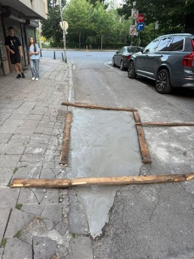 Саморемонт на улица в сърцето на София: Фото на деня 