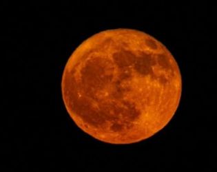 Ягодовата Луна над Царево: ФОТО НА НОЩТА 