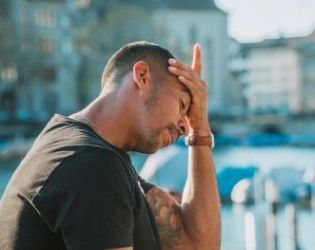 Защо сме влюбени в отрицателните емоции и каква е разликата между страх и тревога?