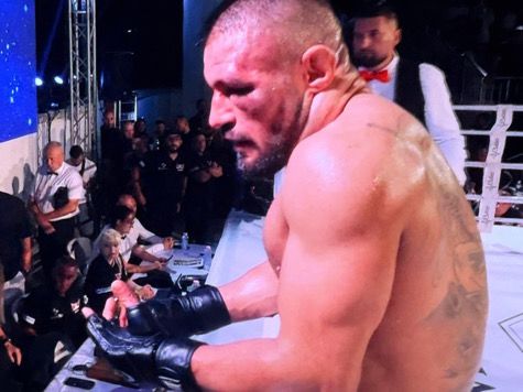 Не с отхапано ухо се защитава честта на бойните изкуста !!