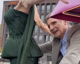 Лиъм Нийсън и Памела Андерсън разпалват слухове за романтика с „Титаник“ сцена в Берлин
