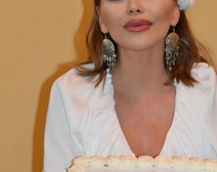Гаф: ДесиСлава позира с торта с обърнато българско знаме