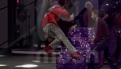 Киркоров падна по стълбите по време на концерт (Видео)