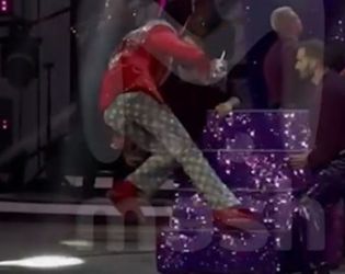 Киркоров падна по стълбите по време на концерт (Видео)