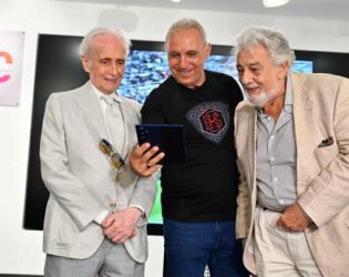 Историческа вечер в София: Стоичков посрещна Карерас и Доминго