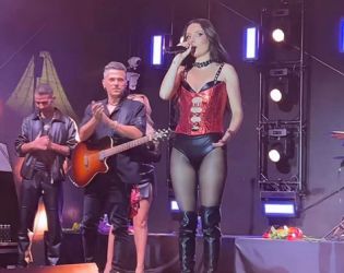 Михаела Маринова отбеляза 10 години на сцената с провокативно шоу