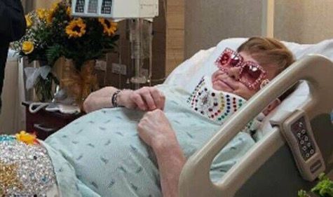 Елтън Джон стресна феновете с фалшива болнична снимка