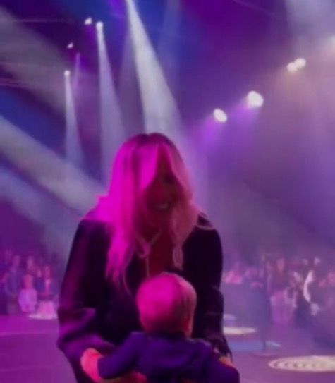 Камелия показа сина си на сцената