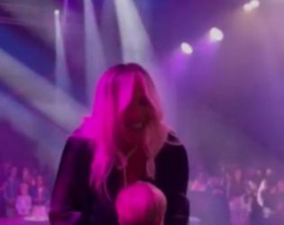 Камелия показа сина си на сцената