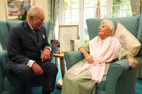 Крал Чарлз посети най-възрастния човек в света