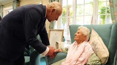 Всички момичета си падаха по Вас: Най-възрастната жена в света към Чарлз